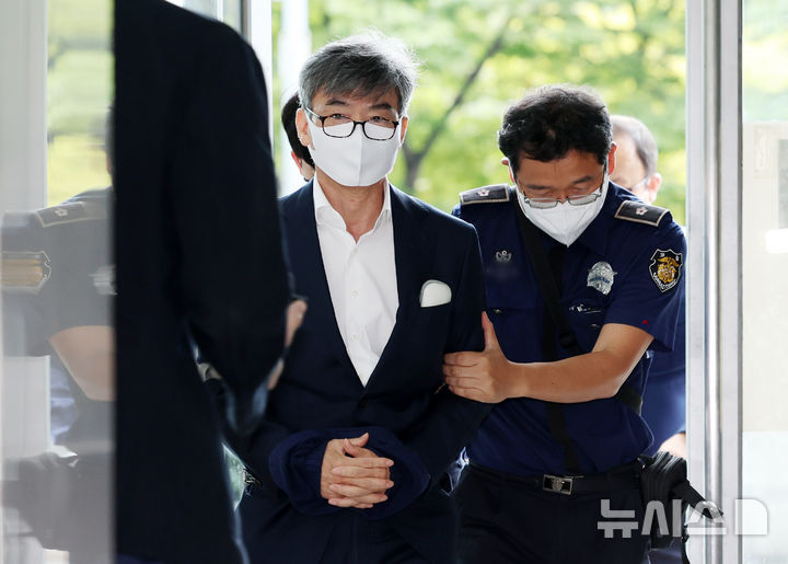 [서울=뉴시스] 조성우 기자 = 이종호 전 블랙펄인베스트먼트 대표가 지난 12일 오전 서울 서초구 순직 해병 특별검사팀 사무실에서 참고인 조사를 받기 위해 출석하고 있다. 2025.10.26. xconfind@newsis.com