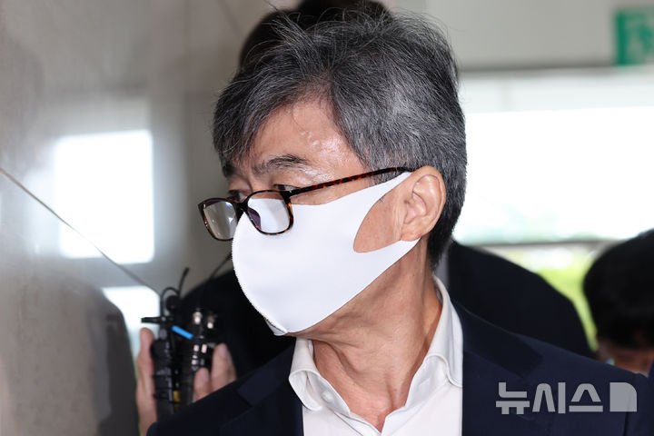 [서울=뉴시스] 조성우 기자 = 이종호 전 블랙펄인베스트먼트 대표가 지난 12일 오전 서울 서초구 순직 해병 특별검사팀 사무실에서 참고인 조사를 받기 위해 출석하고 있다. 2025.10.27. xconfind@newsis.com