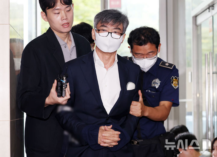 [서울=뉴시스] 조성우 기자 = 이종호 전 블랙펄인베스트먼트 대표가 12일 오전 서울 서초구 순직 해병 특별검사팀 사무실에서 참고인 조사를 받기 위해 출석하고 있다. 2025.10.12. xconfind@newsis.com