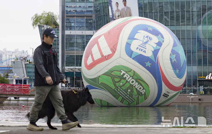 [서울=뉴시스] 김근수 기자 = 12일 서울 서초구 한강시민공원 세빛둥둥섬에 2026년 국제축구연맹(FIFA) 북중미 월드컵의 공인구 '트리온다'(TRIONDA)가 설치돼 있다.&nbsp; 아디다스는 트리온다의 국내 공개를 기념해 서울 세빛둥둥섬에서 'SOAP BALL' 이벤트를 개최한다고 밝혔다. 2026년 국제축구연맹(FIFA) 북중미 월드컵의 공인구 '트리온다'(TRIONDA)는 세 개'(Tri)'의 '파도'(Onda)라는 뜻의 트리온다는 월드컵 공동 개최국인 캐나다·멕시코·미국을 기념하는 디자인으로 제작됐다. 빨강, 파랑, 초록의 국가 색상이 중앙 삼각형으로 이어져 세 나라가 하나되는 최초의 월드컵을 의미하며, 미국의 별, 캐나다의 단풍잎, 멕시코의 독수리 등 개최국의 대표 아이콘을 굵직한 그래픽과 엠보싱 기법으로 반영했다. 2025.10.12. ks@newsis.com