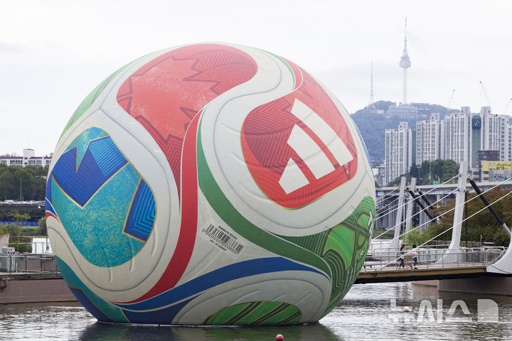 [서울=뉴시스] 김근수 기자 = 12일 서울 서초구 한강시민공원 세빛둥둥섬에 2026년 국제축구연맹(FIFA) 북중미 월드컵의 공인구 '트리온다'(TRIONDA)가 설치돼 있다.&nbsp; 아디다스는 트리온다의 국내 공개를 기념해 서울 세빛둥둥섬에서 'SOAP BALL' 이벤트를 개최한다고 밝혔다. 2026년 국제축구연맹(FIFA) 북중미 월드컵의 공인구 '트리온다'(TRIONDA)는 세 개'(Tri)'의 '파도'(Onda)라는 뜻의 트리온다는 월드컵 공동 개최국인 캐나다·멕시코·미국을 기념하는 디자인으로 제작됐다. 빨강, 파랑, 초록의 국가 색상이 중앙 삼각형으로 이어져 세 나라가 하나되는 최초의 월드컵을 의미하며, 미국의 별, 캐나다의 단풍잎, 멕시코의 독수리 등 개최국의 대표 아이콘을 굵직한 그래픽과 엠보싱 기법으로 반영했다. 2025.10.12. ks@newsis.com