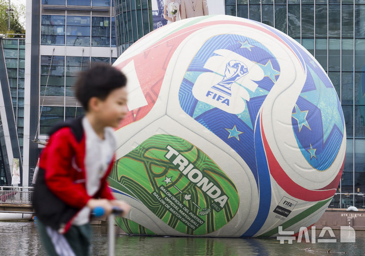 [서울=뉴시스] 김근수 기자 = 12일 서울 서초구 한강시민공원 세빛둥둥섬에 2026년 국제축구연맹(FIFA) 북중미 월드컵의 공인구 '트리온다'(TRIONDA)가 설치돼 있다.&nbsp; 아디다스는 트리온다의 국내 공개를 기념해 서울 세빛둥둥섬에서 'SOAP BALL' 이벤트를 개최한다고 밝혔다. 2026년 국제축구연맹(FIFA) 북중미 월드컵의 공인구 '트리온다'(TRIONDA)는 세 개'(Tri)'의 '파도'(Onda)라는 뜻의 트리온다는 월드컵 공동 개최국인 캐나다·멕시코·미국을 기념하는 디자인으로 제작됐다. 빨강, 파랑, 초록의 국가 색상이 중앙 삼각형으로 이어져 세 나라가 하나되는 최초의 월드컵을 의미하며, 미국의 별, 캐나다의 단풍잎, 멕시코의 독수리 등 개최국의 대표 아이콘을 굵직한 그래픽과 엠보싱 기법으로 반영했다. 2025.10.12. ks@newsis.com