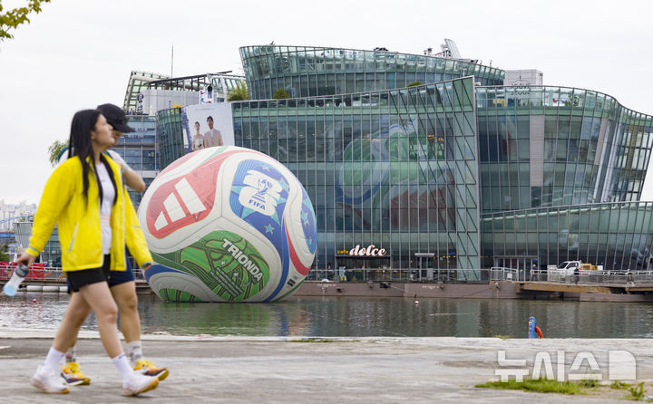 [서울=뉴시스] 김근수 기자 = 12일 서울 서초구 한강시민공원 세빛둥둥섬에 2026년 국제축구연맹(FIFA) 북중미 월드컵의 공인구 '트리온다'(TRIONDA)가 설치돼 있다.&nbsp; 아디다스는 트리온다의 국내 공개를 기념해 서울 세빛둥둥섬에서 'SOAP BALL' 이벤트를 개최한다고 밝혔다. 2026년 국제축구연맹(FIFA) 북중미 월드컵의 공인구 '트리온다'(TRIONDA)는 세 개'(Tri)'의 '파도'(Onda)라는 뜻의 트리온다는 월드컵 공동 개최국인 캐나다·멕시코·미국을 기념하는 디자인으로 제작됐다. 빨강, 파랑, 초록의 국가 색상이 중앙 삼각형으로 이어져 세 나라가 하나되는 최초의 월드컵을 의미하며, 미국의 별, 캐나다의 단풍잎, 멕시코의 독수리 등 개최국의 대표 아이콘을 굵직한 그래픽과 엠보싱 기법으로 반영했다. 2025.10.12. ks@newsis.com