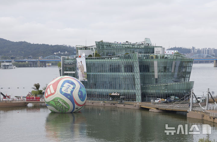 [서울=뉴시스] 김근수 기자 = 12일 서울 서초구 한강시민공원 세빛둥둥섬에 2026년 국제축구연맹(FIFA) 북중미 월드컵의 공인구 '트리온다'(TRIONDA)가 설치돼 있다.&nbsp; 아디다스는 트리온다의 국내 공개를 기념해 서울 세빛둥둥섬에서 'SOAP BALL' 이벤트를 개최한다고 밝혔다. 2026년 국제축구연맹(FIFA) 북중미 월드컵의 공인구 '트리온다'(TRIONDA)는 세 개'(Tri)'의 '파도'(Onda)라는 뜻의 트리온다는 월드컵 공동 개최국인 캐나다·멕시코·미국을 기념하는 디자인으로 제작됐다. 빨강, 파랑, 초록의 국가 색상이 중앙 삼각형으로 이어져 세 나라가 하나되는 최초의 월드컵을 의미하며, 미국의 별, 캐나다의 단풍잎, 멕시코의 독수리 등 개최국의 대표 아이콘을 굵직한 그래픽과 엠보싱 기법으로 반영했다. 2025.10.12. ks@newsis.com
