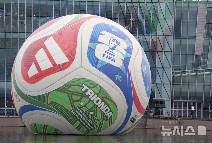 [서울=뉴시스] 김근수 기자 = 12일 서울 서초구 한강시민공원 세빛둥둥섬에 2026년 국제축구연맹(FIFA) 북중미 월드컵의 공인구 '트리온다'(TRIONDA)가 설치돼 있다.&nbsp; 아디다스는 트리온다의 국내 공개를 기념해 서울 세빛둥둥섬에서 'SOAP BALL' 이벤트를 개최한다고 밝혔다. 2026년 국제축구연맹(FIFA) 북중미 월드컵의 공인구 '트리온다'(TRIONDA)는 세 개'(Tri)'의 '파도'(Onda)라는 뜻의 트리온다는 월드컵 공동 개최국인 캐나다·멕시코·미국을 기념하는 디자인으로 제작됐다. 빨강, 파랑, 초록의 국가 색상이 중앙 삼각형으로 이어져 세 나라가 하나되는 최초의 월드컵을 의미하며, 미국의 별, 캐나다의 단풍잎, 멕시코의 독수리 등 개최국의 대표 아이콘을 굵직한 그래픽과 엠보싱 기법으로 반영했다. 2025.10.12. ks@newsis.com