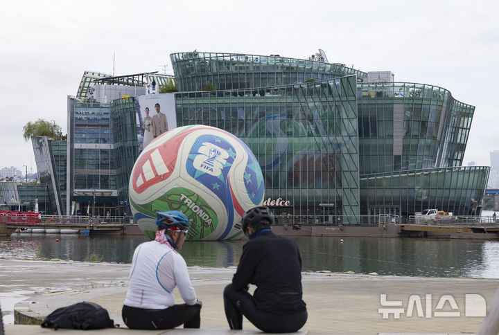 [서울=뉴시스] 김근수 기자 = 12일 서울 서초구 한강시민공원 세빛둥둥섬에 2026년 국제축구연맹(FIFA) 북중미 월드컵의 공인구 '트리온다'(TRIONDA)가 설치돼 있다.&nbsp; 아디다스는 트리온다의 국내 공개를 기념해 서울 세빛둥둥섬에서 'SOAP BALL' 이벤트를 개최한다고 밝혔다. 2026년 국제축구연맹(FIFA) 북중미 월드컵의 공인구 '트리온다'(TRIONDA)는 세 개'(Tri)'의 '파도'(Onda)라는 뜻의 트리온다는 월드컵 공동 개최국인 캐나다·멕시코·미국을 기념하는 디자인으로 제작됐다. 빨강, 파랑, 초록의 국가 색상이 중앙 삼각형으로 이어져 세 나라가 하나되는 최초의 월드컵을 의미하며, 미국의 별, 캐나다의 단풍잎, 멕시코의 독수리 등 개최국의 대표 아이콘을 굵직한 그래픽과 엠보싱 기법으로 반영했다. 2025.10.12. ks@newsis.com