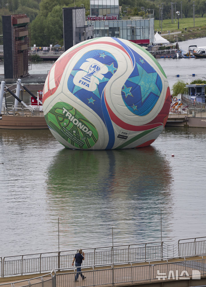 [서울=뉴시스] 김근수 기자 = 12일 서울 서초구 한강시민공원 세빛둥둥섬에 2026년 국제축구연맹(FIFA) 북중미 월드컵의 공인구 '트리온다'(TRIONDA)가 설치돼 있다.&nbsp; 아디다스는 트리온다의 국내 공개를 기념해 서울 세빛둥둥섬에서 'SOAP BALL' 이벤트를 개최한다고 밝혔다. 2026년 국제축구연맹(FIFA) 북중미 월드컵의 공인구 '트리온다'(TRIONDA)는 세 개'(Tri)'의 '파도'(Onda)라는 뜻의 트리온다는 월드컵 공동 개최국인 캐나다·멕시코·미국을 기념하는 디자인으로 제작됐다. 빨강, 파랑, 초록의 국가 색상이 중앙 삼각형으로 이어져 세 나라가 하나되는 최초의 월드컵을 의미하며, 미국의 별, 캐나다의 단풍잎, 멕시코의 독수리 등 개최국의 대표 아이콘을 굵직한 그래픽과 엠보싱 기법으로 반영했다. 2025.10.12. ks@newsis.com