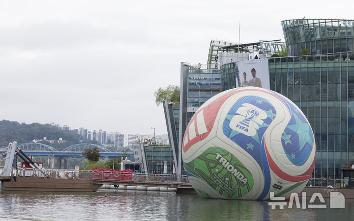 [서울=뉴시스] 김근수 기자 = 12일 서울 서초구 한강시민공원 세빛둥둥섬에 2026년 국제축구연맹(FIFA) 북중미 월드컵의 공인구 '트리온다'(TRIONDA)가 설치돼 있다.&nbsp; 아디다스는 트리온다의 국내 공개를 기념해 서울 세빛둥둥섬에서 'SOAP BALL' 이벤트를 개최한다고 밝혔다. 2026년 국제축구연맹(FIFA) 북중미 월드컵의 공인구 '트리온다'(TRIONDA)는 세 개'(Tri)'의 '파도'(Onda)라는 뜻의 트리온다는 월드컵 공동 개최국인 캐나다·멕시코·미국을 기념하는 디자인으로 제작됐다. 빨강, 파랑, 초록의 국가 색상이 중앙 삼각형으로 이어져 세 나라가 하나되는 최초의 월드컵을 의미하며, 미국의 별, 캐나다의 단풍잎, 멕시코의 독수리 등 개최국의 대표 아이콘을 굵직한 그래픽과 엠보싱 기법으로 반영했다. 2025.10.12. ks@newsis.com