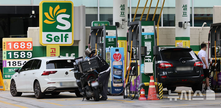 [서울=뉴시스] 권창회 기자 = 지난 12일 서울 시내 한 주유소에 유가 가격이 게시되어 있다. 2025.10.12. kch0523@newsis.com