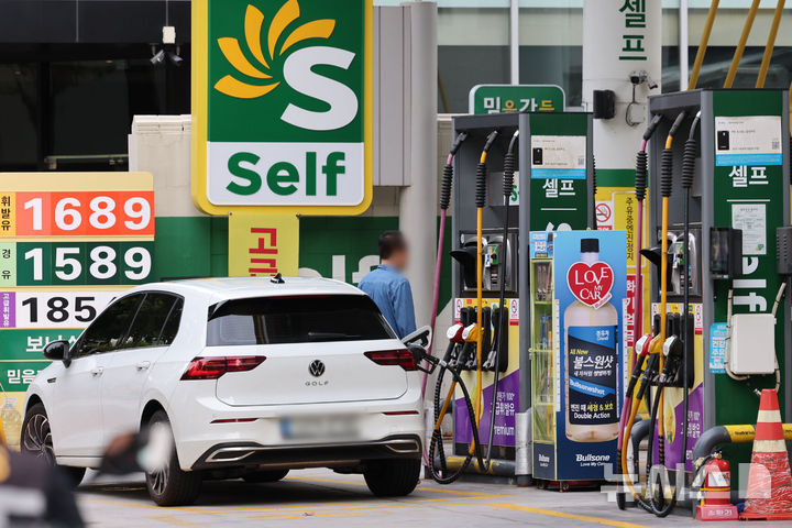 [서울=뉴시스] 권창회 기자 = 12일 서울 시내 한 주유소에 유가 가격이 게시되어 있다.지난 11일 한국석유공사 유가정보시스템 오피넷에 따르면 10월 둘째 주 휘발유 평균 판매가격은 리터(L)당 1663.2원으로 전주 대비 1.9원 상승했다. 경유 판매가격은 1535.6원으로 2.6원 올랐다. 2025.10.12. kch0523@newsis.com