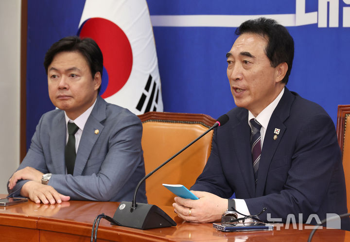 [서울=뉴시스] 김금보 기자 = 박수현 더불어민주당 수석대변인이 12일 오전 서울 여의도 국회에서 현안관련 기자간담회를 하고 있다. 2025.10.12. kgb@newsis.com