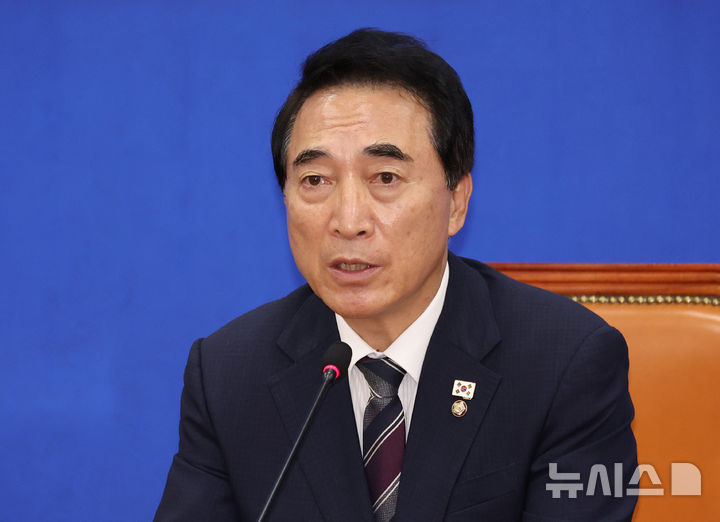 [서울=뉴시스] 김금보 기자 = 박수현 더불어민주당 수석대변인이 12일 오전 서울 여의도 국회에서 현안관련 기자간담회를 하고 있다. 2025.10.12. kgb@newsis.com