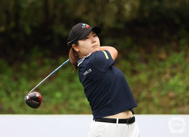 [서울=뉴시스] 추상철 기자 = 12일 경기 용인시 88CC에서 열린 ''K-FOOD 놀부 화미 마스터즈' FR, 홍정민이 티샷을 하고 있다. (사진= KLPGA 제공) 2025.10.12. photo@newsis.com *재판매 및 DB 금지