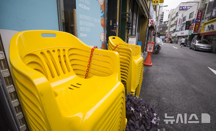 [서울=뉴시스] 김근수 기자 = 12일 서울 시내의 한 음식점 앞에 빈 의자가 놓여 있다. 한국은행이 국회 행정안전위원회에 제출한 '자영업자 대출 현황' 자료에 따르면 올해 2분기(기말 기준) 자영업자의 전체 금융기관 대출 잔액은 1천69조6천억원으로 추산됐다. 자영업자 대출은 1분기 말(1천67조6천억원)과 비교해 불과 3개월 사이 2012년 관련 통계 집계 이래 최대를 기록했다. 자영업자 대출을 종류별로 나눠보면 사업자 대출이 723조3천억원, 가계대출이 346조3천억원을 차지했다. 사업자 대출 잔액 역시 2012년 통계 작성 이후 가장 많다. 2025.10.12. ks@newsis.com