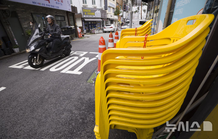 [서울=뉴시스] 김근수 기자 = 12일 서울 시내의 한 음식점 앞에 빈 의자가 놓여 있다. 한국은행이 국회 행정안전위원회에 제출한 '자영업자 대출 현황' 자료에 따르면 올해 2분기(기말 기준) 자영업자의 전체 금융기관 대출 잔액은 1천69조6천억원으로 추산됐다. 자영업자 대출은 1분기 말(1천67조6천억원)과 비교해 불과 3개월 사이 2012년 관련 통계 집계 이래 최대를 기록했다. 자영업자 대출을 종류별로 나눠보면 사업자 대출이 723조3천억원, 가계대출이 346조3천억원을 차지했다. 사업자 대출 잔액 역시 2012년 통계 작성 이후 가장 많다. 2025.10.12. ks@newsis.com
