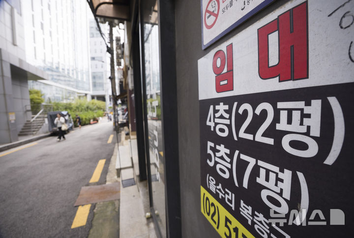 [서울=뉴시스] 김근수 기자 = 12일 서울 시내의 한 음식점 거리에 점포 임대 안내문이 붙어 있다. 한국은행이 국회 행정안전위원회에 제출한 '자영업자 대출 현황' 자료에 따르면 올해 2분기(기말 기준) 자영업자의 전체 금융기관 대출 잔액은 1천69조6천억원으로 추산됐다. 자영업자 대출은 1분기 말(1천67조6천억원)과 비교해 불과 3개월 사이 2012년 관련 통계 집계 이래 최대를 기록했다. 자영업자 대출을 종류별로 나눠보면 사업자 대출이 723조3천억원, 가계대출이 346조3천억원을 차지했다. 사업자 대출 잔액 역시 2012년 통계 작성 이후 가장 많다. 2025.10.12. ks@newsis.com