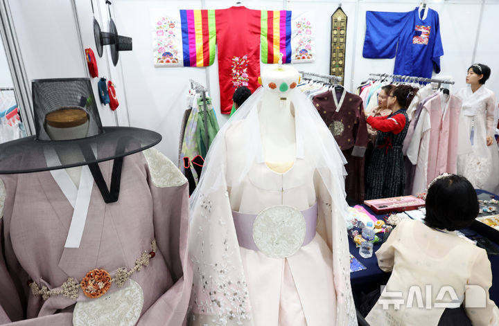 [서울=뉴시스] 조성우 기자 = 12일 서울 강남구 코엑스에서 열린 '제21회 한일축제한마당 2025 인 서울'을 찾은 관람객들이 한복을 살펴보고 있다. 2025.10.12. xconfind@newsis.com