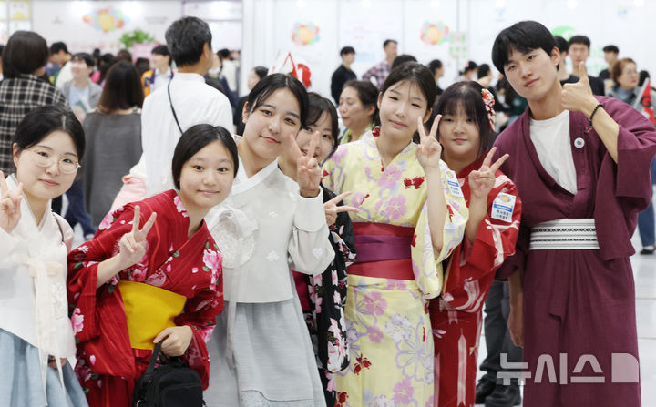 [서울=뉴시스] 조성우 기자 = 12일 서울 강남구 코엑스에서 열린 '제21회 한일축제한마당 2025 인 서울'에서 양국 의전통역팀 자원봉사자들이 한복과 기모노를 바꿔 입고 포즈를 취하고 있다. 2025.10.12. xconfind@newsis.com