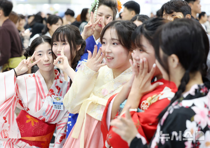 [서울=뉴시스] 조성우 기자 = 12일 서울 강남구 코엑스에서 열린 '제21회 한일축제한마당 2025 인 서울'에서 양국 의전통역팀 자원봉사자들이 한복과 기모노를 바꿔 입고 포즈를 취하고 있다. 2025.10.12. xconfind@newsis.com