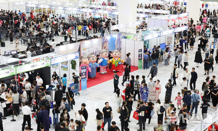 [서울=뉴시스] 조성우 기자 = 12일 서울 강남구 코엑스에서 열린 '제21회 한일축제한마당 2025 인 서울'이 관람객들로 북적이고 있다. 2025.10.12. xconfind@newsis.com