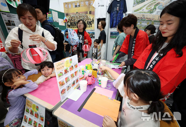[서울=뉴시스] 조성우 기자 = 12일 서울 강남구 코엑스에서 열린 '제21회 한일축제한마당 2025 인 서울'에서 일본 어린이들이 연등 만들기 체험을 하고 있다. 2025.10.12. xconfind@newsis.com