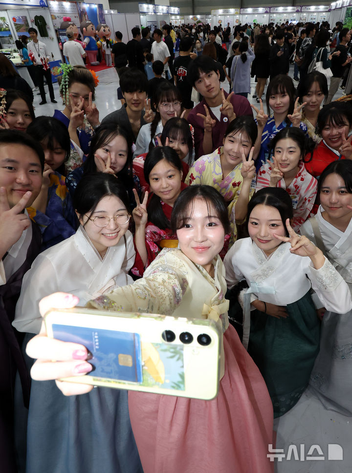 [서울=뉴시스] 조성우 기자 = 12일 서울 강남구 코엑스에서 열린 '제21회 한일축제한마당 2025 인 서울'에서 양국 의전통역팀 자원봉사자들이 한복과 기모노를 바꿔 입고 사진을 찍고 있다. 2025.10.12. xconfind@newsis.com