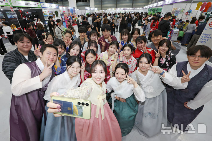 [서울=뉴시스] 조성우 기자 = 12일 서울 강남구 코엑스에서 열린 '제21회 한일축제한마당 2025 인 서울'에서 양국 의전통역팀 자원봉사자들이 한복과 기모노를 바꿔 입고 사진을 찍고 있다. 2025.10.12. xconfind@newsis.com