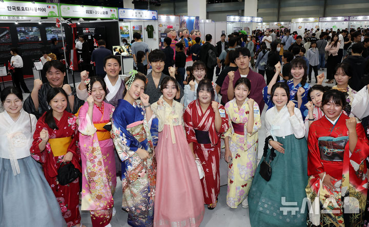 [서울=뉴시스] 조성우 기자 = 12일 서울 강남구 코엑스에서 열린 '제21회 한일축제한마당 2025 인 서울'에서 양국 의전통역팀 자원봉사자들이 한복과 기모노를 바꿔 입고 포즈를 취하고 있다. 2025.10.12. xconfind@newsis.com