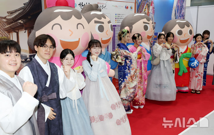 [서울=뉴시스] 조성우 기자 = 12일 서울 강남구 코엑스에서 열린 '제21회 한일축제한마당 2025 인 서울'에서 양국 의전통역팀 자원봉사자들이 한복과 기모노를 바꿔 입고 포즈를 취하고 있다. 2025.10.12. xconfind@newsis.com