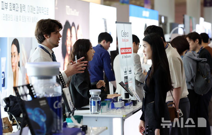 [서울=뉴시스] 조성우 기자 =지난달 12일 서울 강남구 코엑스에서 열린 2025 미용의료기기 박람회를 찾은 관람객이 부스를 둘러보고 있다. 2025.10.12. xconfind@newsis.com