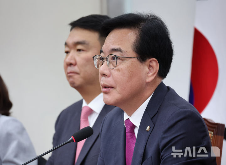 [서울=뉴시스] 김금보 기자 = 송언석 국민의힘 원내대표가 12일 서울 여의도 국회에서 기자간담회를 하고 있다. 2025.10.12. kgb@newsis.com