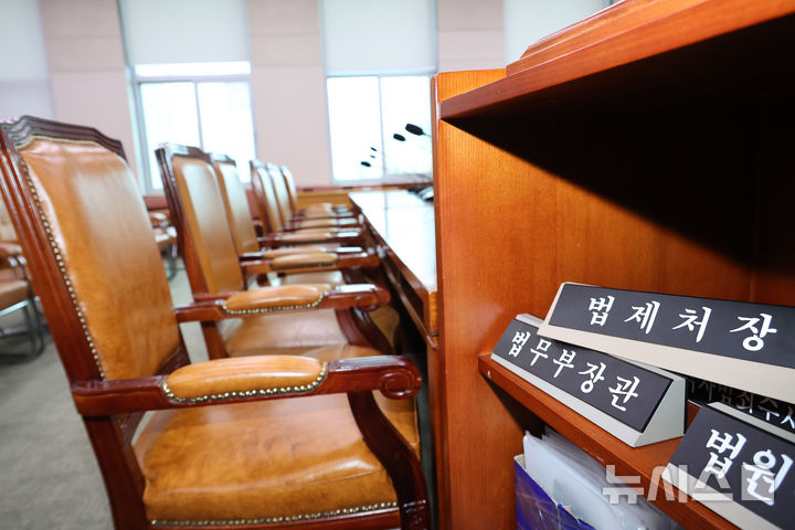 [서울=뉴시스] 김금보 기자 = 2025년 국정감사를 하루 앞둔 10월 12일, 서울 여의도 국회 법제사법위원회 회의실에 피감기관 좌석과 의원석이 정돈돼 있다. 2025.10.12. kgb@newsis.com