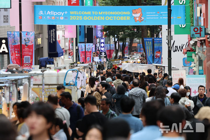 [서울=뉴시스] 권창회 기자 = 서울 중구 명동거리, 2025.10.12. kch0523@newsis.com