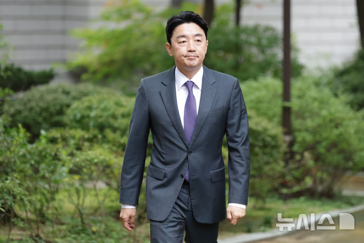 [서울=뉴시스] 추상철 기자 = 강훈식 대통령비서실장이 12일 오후 서울 종로구 국무총리공관에서 열린 고위당정협의회에 참석하기 위해 회의장으로 향하고 있다. (공동취재) 2025.10.12. photo@newsis.com