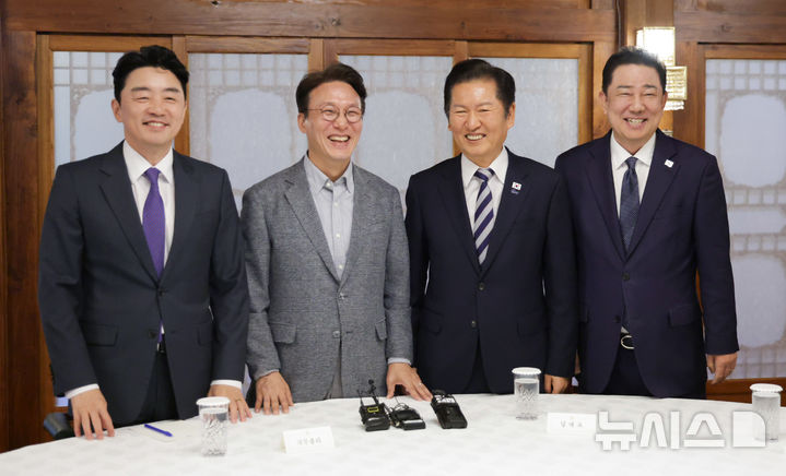 [서울=뉴시스] 추상철 기자 =강훈식(왼쪽부터) 대통령비서실장, 김민석 국무총리, 정청래 더불어민주당 대표, 김병기 더불어민주당 원내대표가 12일 오후 서울 종로구 국무총리공관에서 열린 고위당정협의회에 참석해 기념 촬영하고 있다. (공동취재) 2025.10.12. photo@newsis.com