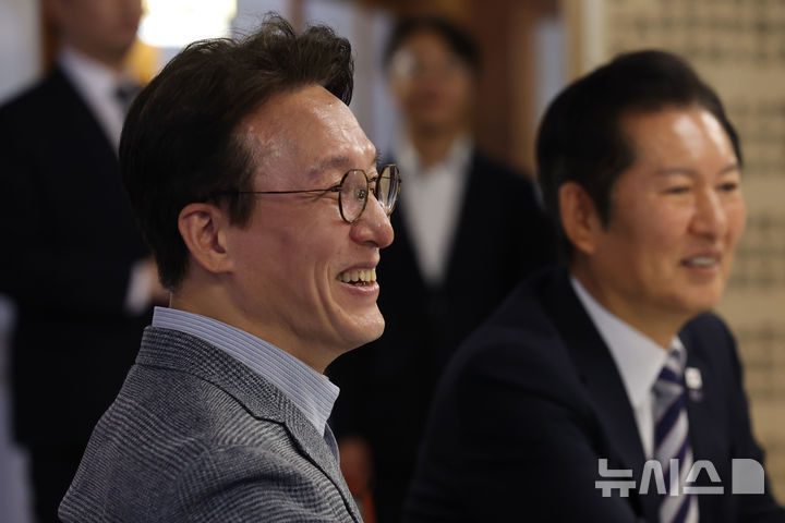 [서울=뉴시스] 추상철 기자 = 김민석 국무총리가 12일 서울 종로구 삼청동 국무총리 서울공관에서 열린 제4차 고위당정협의회에 앞서 참석자들과 대화를 나누고 있다. (공동취재) 2025.10.12. photo@newsis.com