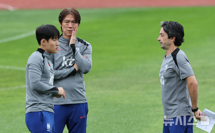 [고양=뉴시스] 김진아 기자 = 대한민국 축구대표팀 홍명보 감독이 12일 경기 고양종합운동장 보조구장에서 파라과이전 대비 선수들의 훈련을 지켜보고 있다. 2025.10.12. bluesoda@newsis.com