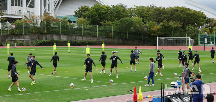 [고양=뉴시스] 김진아 기자 = 대한민국 축구대표팀 선수들이 12일 경기 고양종합운동장 보조구장에서 파라과이전 대비 훈련을 하고 있다. 2025.10.12. bluesoda@newsis.com