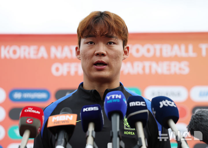 [고양=뉴시스] 김진아 기자 = 대한민국 축구대표팀 오현규가 12일 경기 고양종합운동장 보조구장에서 파라과이전 대비 훈련에 앞서 취재진의 질문에 답하고 있다. 2025.10.12. bluesoda@newsis.com