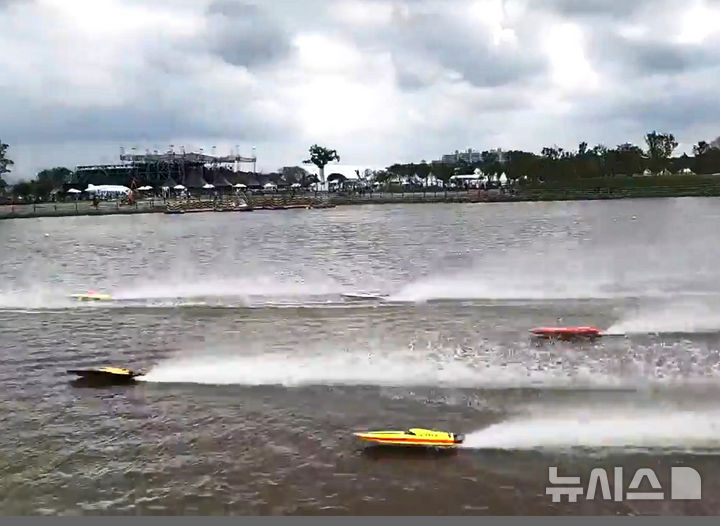 [나주=뉴시스] 12일 나주영산강축제 부대 행사로 열린 'RC보트 경진대회' 참가 보트 무리가 호수 위를 쾌속 질주하고 있다. 2025.10.12. lcw@newsis.com