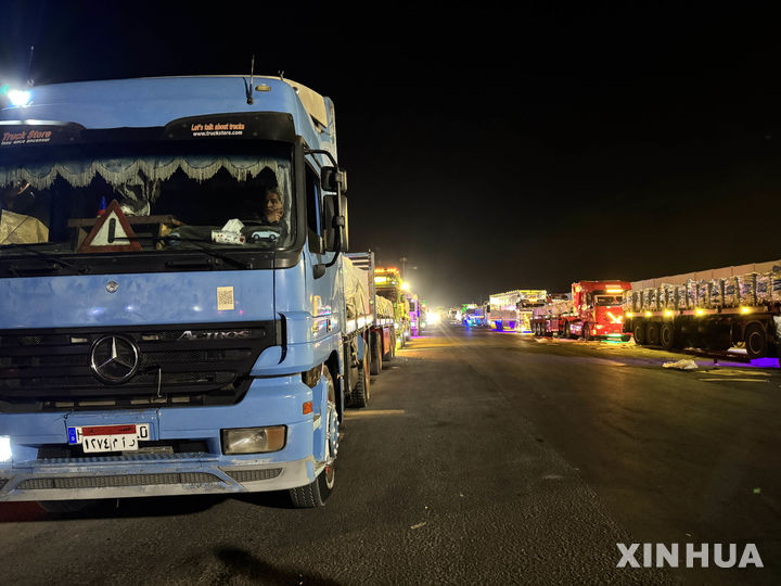 [ 신화/뉴시스] 가자지구 라파 관문을 10월 12일 통과하는 구호품 트럭. 이집트 정부는 하마스와 이스라엘의 정전협정이 10일 효력을 발휘한 직후 운송트럭 통과를 시작했지만 가자지구 환자 이송 등 이집트와의 인적 왕래는 여전히 제한하고 있다.  2025.12.04. 
