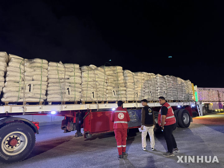 [ 신화/뉴시스] 가자지구 라파 관문을 10월 12일 통과하는 구호품 트럭. 이집트 정부는 하마스와 이스라엘의 정전협정이 10일 효력을 발휘한 직후 운송트럭 통과를 시작했고 유엔도 가자지구에 대한 구호품 반입이 순조롭게 진행중이라고 전했다. 2025.10.13. 