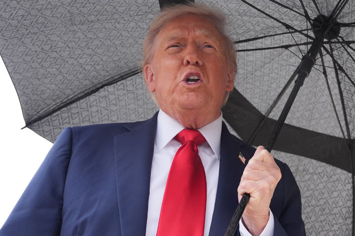 [앤드루스 합동기지=AP/뉴시스] 도널드 트럼프 미국 대통령이 12일(현지 시간) 미 메릴랜드주 앤드루스 합동 기지에서 에어포스원에 탑승하기 전 기자들과 질의응답을 하고 있다. 2025.10.13.