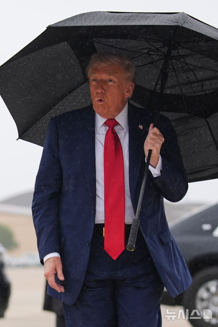 [앤드루스 합동기지=AP/뉴시스] 도널드 트럼프 미국 대통령이 12일(현지 시간) 미 메릴랜드주 앤드루스 합동 기지에서 에어포스원에 탑승하기 위해 이동하고 있다. 2025.10.13.