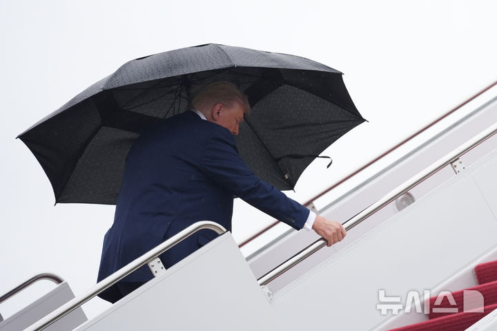 [앤드루스 합동기지=AP/뉴시스] 도널드 트럼프 미국 대통령이 12일(현지 시간) 미 메릴랜드주 앤드루스 합동 기지에서 에어포스원에 탑승하고 있다. 2025.10.13.