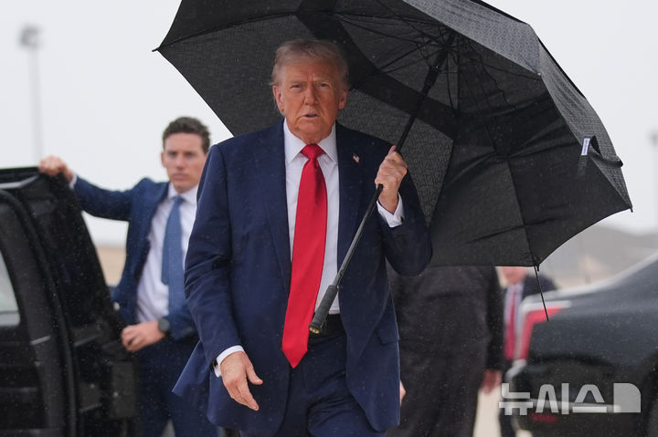 [앤드루스 합동기지=AP/뉴시스] 도널드 트럼프 미국 대통령이 12일(현지 시간) 미 메릴랜드주 앤드루스 합동 기지에서 에어포스원에 탑승하기 위해 이동하고 있다. 2025.10.13.