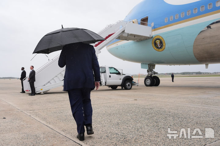 [앤드루스 합동기지=AP/뉴시스] 도널드 트럼프 미국 대통령이 12일(현지 시간) 미 메릴랜드주 앤드루스 합동 기지에서 에어포스원에 탑승하기 위해 이동하고 있다. 2025.10.13.