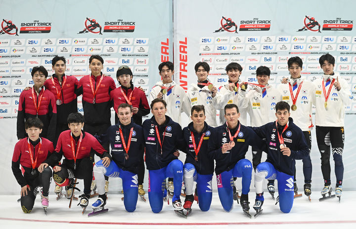 [몬트리올=AP/뉴시스] 한국 쇼트트랙 남자 계주 대표팀(뒷줄 오른쪽)이 12일(현지 시간) 캐나다 몬트리올에서 열린 국제빙상경기연맹(FISU) 쇼트트랙 월드투어 1차 남자 5000m 계주 정상에 올라 메달을 들고 포즈를 취하고 있다. 한국은 6분50초781을 기록해 중국과 이탈리아를 제치고 금메달을 목에 걸었고, 임종언은 2관왕에 올랐다. 2025.10.13.