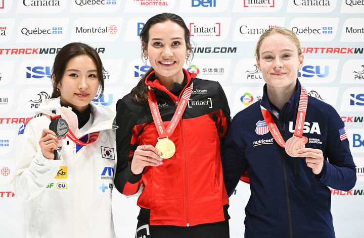 [몬트리올=AP/뉴시스] 김길리(왼쪽)가12일(현지 시간) 캐나다 몬트리올에서 열린 국제빙상경기연맹(FISU) 쇼트트랙 월드투어 1차 여자 1500m 시상대에서 은메달을 들고 포즈를 취하고 있다. 김길리는 2분22초217을 기록해 전날 1000m에 이어 은메달을 목에 걸었다. 2025.10.13.