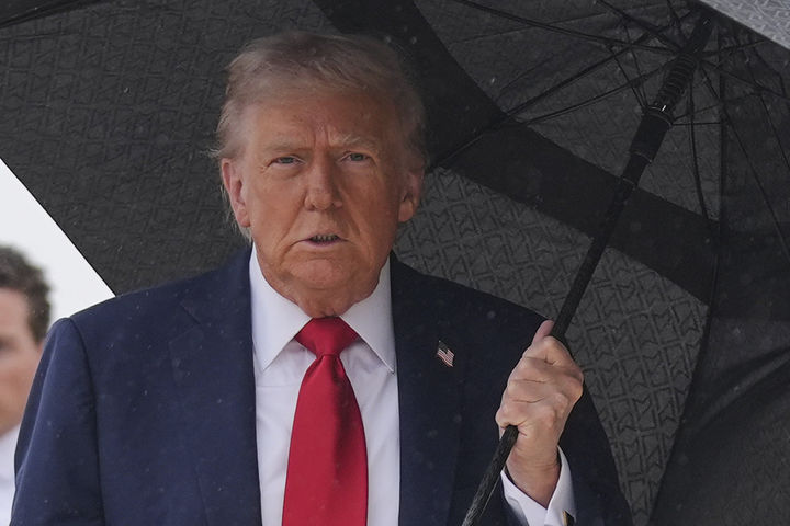 [앤드루스 합동기지=AP/뉴시스] 도널드 트럼프 미국 대통령이 12일(현지 시간) 미 메릴랜드주 앤드루스 합동 기지에서 에어포스원에 탑승하기 위해 이동하고 있다. 2025.10.13.